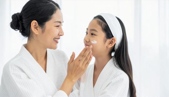 娘の頬を触る母娘のビューティーイメージ 娘の頬を触る母娘のビューティーイメージの写真