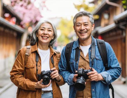カメラを持って旅するシニア夫婦 カメラを持って旅するシニア夫婦の写真