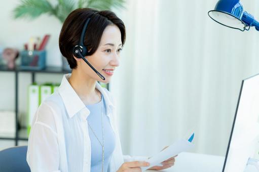 オフィスで働く女性のオペレーター オフィスで働く女性のオペレーター オペレーター,女性,笑顔の写真素材