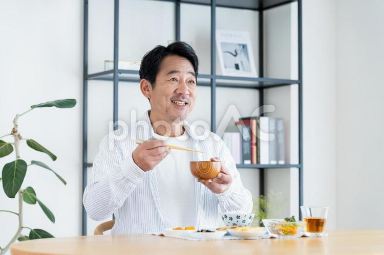 食事をするミドルの男性 食事,ミドル,味噌汁の写真素材