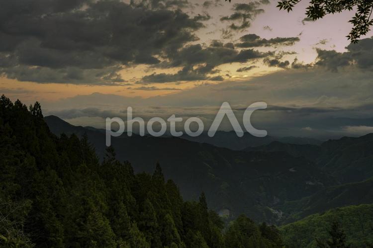 奥秩父三峰神社での日の出と雲海 雲海,秩父,奥秩父の写真素材