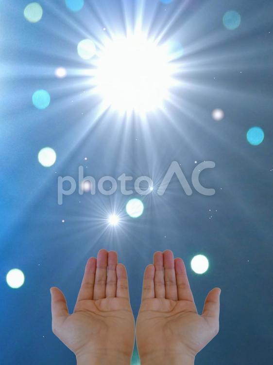 白色の光と両手 スピリチュアル,引き寄せ,宇宙の写真素材