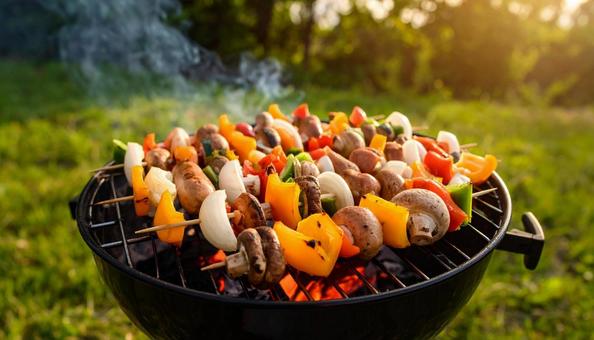 バーベキューで野菜とソーセージの串焼き バーベキューで野菜とソーセージの串焼きの写真