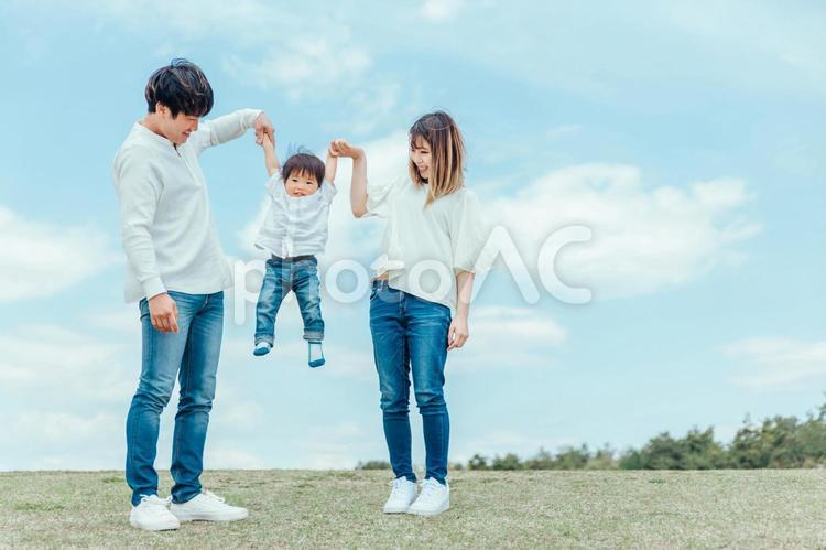 空と家族・ファミリー・赤ちゃん（笑顔） 家族,子供,夫婦の写真素材