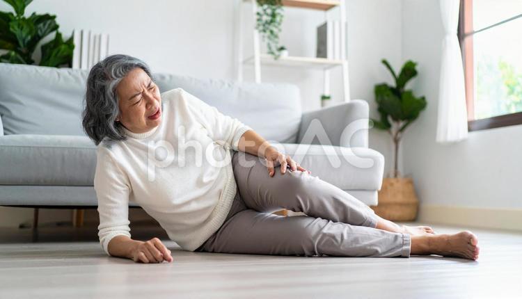 骨粗鬆症で足を痛めて痛がるシニア女性 痛み,足,腰の写真素材