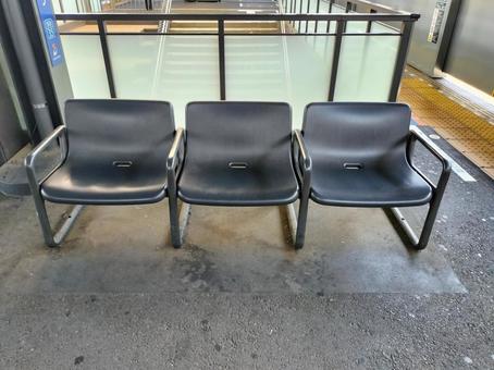 駅のホームに並べている椅子3つ 駅のホームに並べている椅子3つの写真