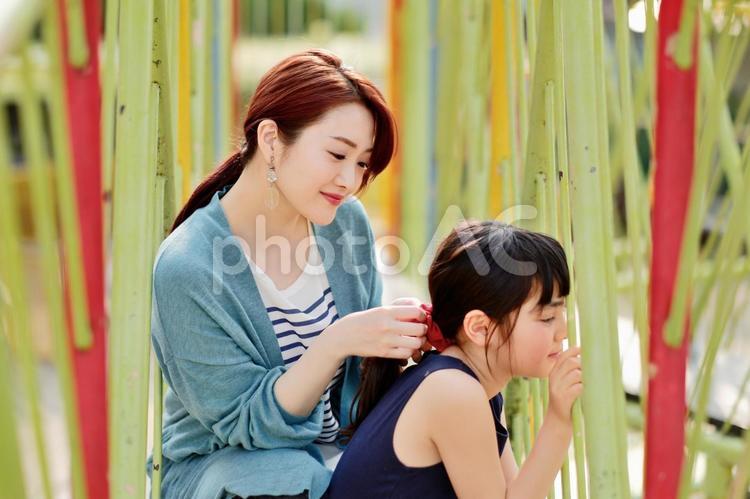 公園で遊ぶ母娘 30ぢあ,働き世代,母娘の写真素材