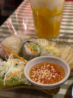 タイ料理屋店内光が差し込む窓際の生春巻き タイ料理屋店内光が差し込む窓際の生春巻き タイ料理,店内,光の写真素材