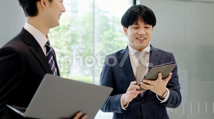 ロビーで打ち合わせをするビジネスマン ビジネスマン,男性,ビジネスの写真素材