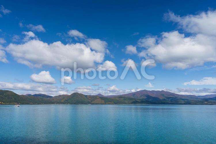 遊覧船のある秋の田沢湖の景色１ 遊覧船,田沢湖,秋の写真素材