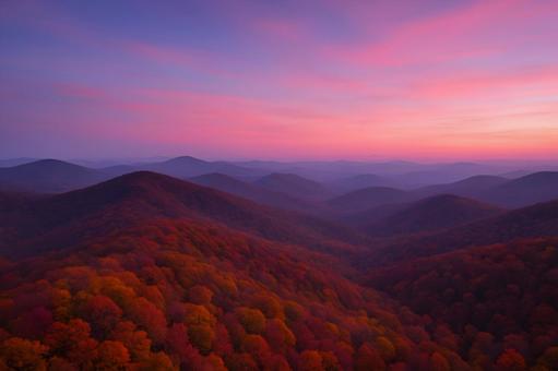 薄暮の紅葉稜線 薄暮の紅葉稜線の写真