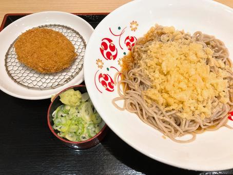 冷したぬきそばとコロッケ 冷したぬきそばとコロッケ 冷したぬき,冷やしたぬき,そばの写真素材