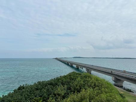 宮古ブルーの海に架かる伊良部大橋の絶景 宮古ブルーの海に架かる伊良部大橋の絶景の写真
