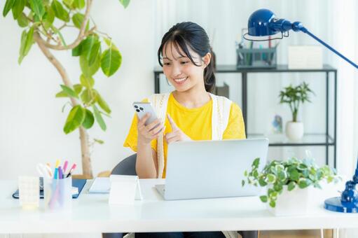 スマホを見る若い女性 スマホ,笑顔,若い女性の写真素材