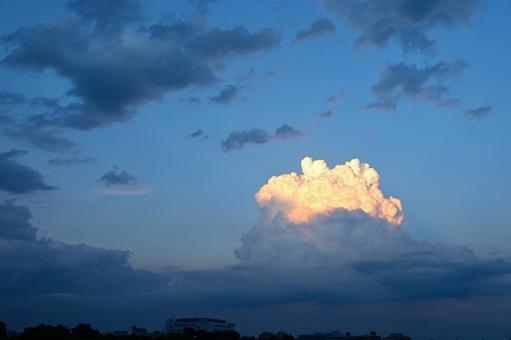 西陽を受ける積乱雲1 西陽を受ける積乱雲1の写真