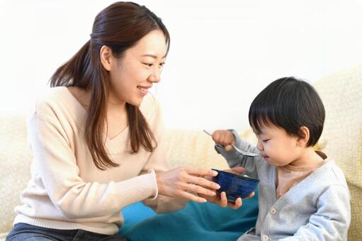 小さな子供に食育をするアジア人の母親 母親,食育,親子の写真素材
