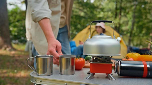 キャンプ用バーナーの準備 マグカップ,手元,顔なしの写真素材