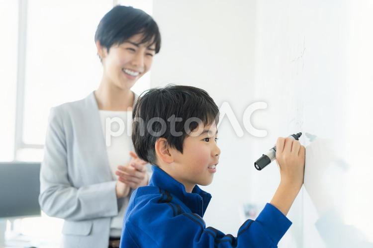 教室で授業を受ける小学生 教室,立つ,学習塾の写真素材