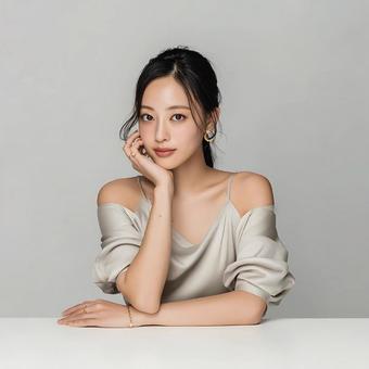 ほおずえをつく女性 ほおずえをつく女性の写真