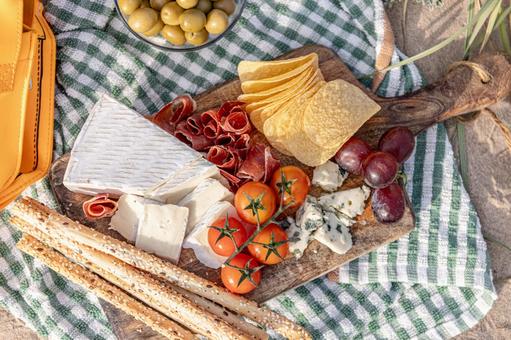 チーズやトマトなどの食べ物 ポテトチップス,お菓子,オリーブの写真素材