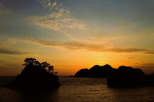 堂ヶ島の向こうに見える綺麗な夕陽 綺麗な夕陽,夕陽,落陽の写真素材