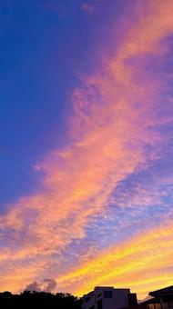 日常の中で見られる青とオレンジの夕焼け空 住宅街,日常風景,夕暮れの写真素材