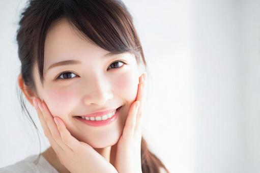 笑顔の女性の写真
