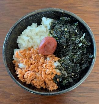 ご飯に鮭フレークとジャバンのりとしそ梅 茶碗飯,鮭フレーク,ジャバンのりの写真素材