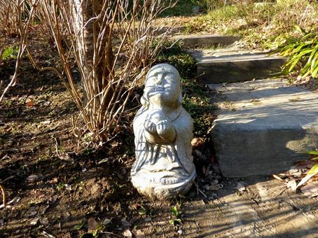 鎌倉、半蔵坊に続く参道脇に立つ石仏 鎌倉、半蔵坊に続く参道脇に立つ石仏 石像,石仏,石の写真素材