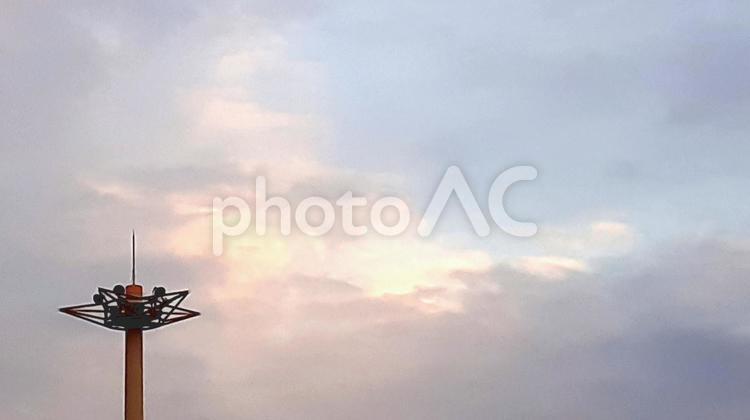 夕暮れに映えるモダンな鉄塔 鉄塔,空,夕暮れの写真素材