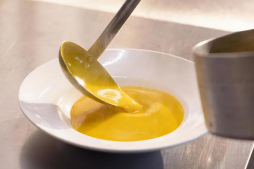 シェフがスープを盛る シェフがスープを盛る スープ,料理,シェフの写真素材