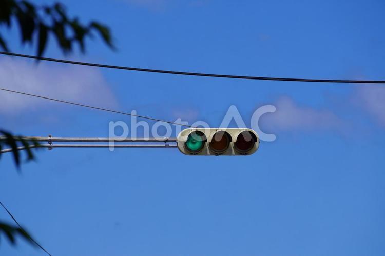 交差点の信号機 信号,電球式,空の写真素材