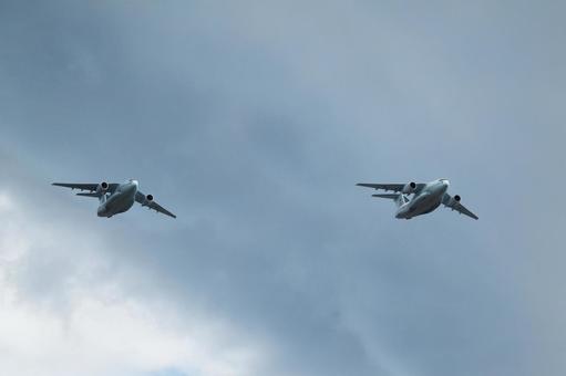 入間航空祭　2機並んで飛ぶC-2輸送機の写真