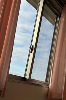 病室の窓からの空 窓,カーテン,病室の窓の写真素材