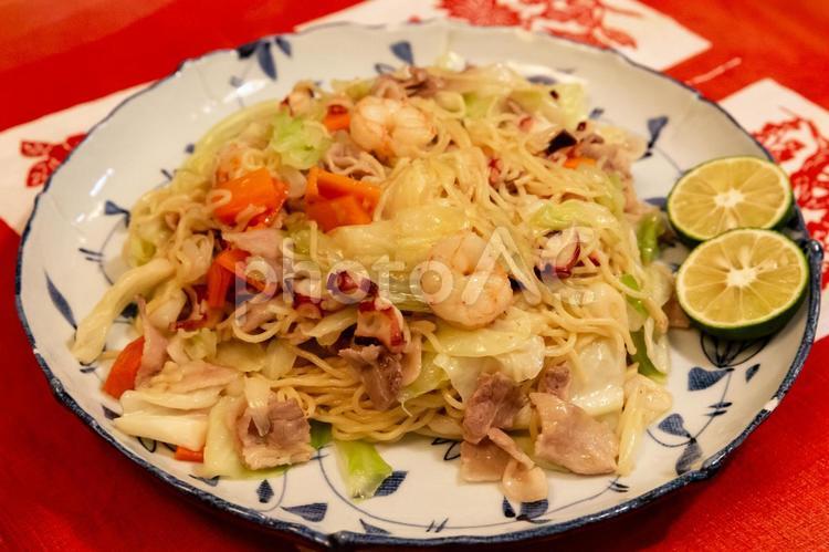 豚バラとエビとタコが入った具沢山塩焼そば 塩焼きそば,具だくさん,海鮮の写真素材