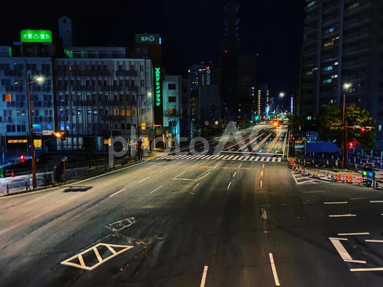 深夜を独り占め 交通量,自動車,通りの写真素材