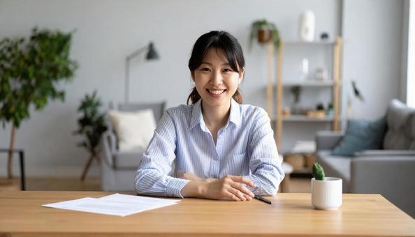 カメラ目線で会話する女性 カメラ目線で会話する女性の写真