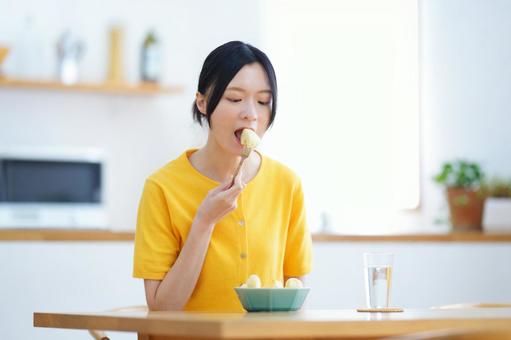 フォークで刺したフルーツを食べる女性 女性,リンゴ,食べるの写真素材