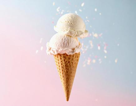 宙に浮かんだ２段のアイスクリームの写真