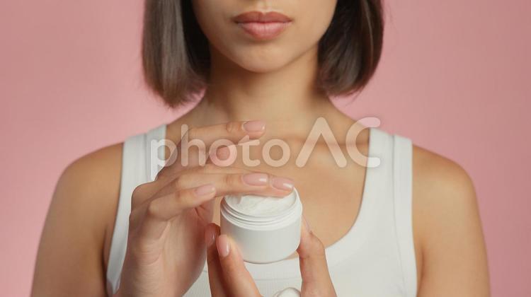 クリームを指に取っている女性 女性,外国人,アジア人の写真素材