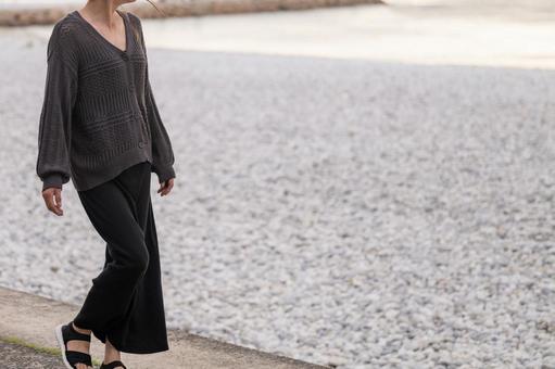 女性ひとり、散歩 女性ひとり、散歩の写真