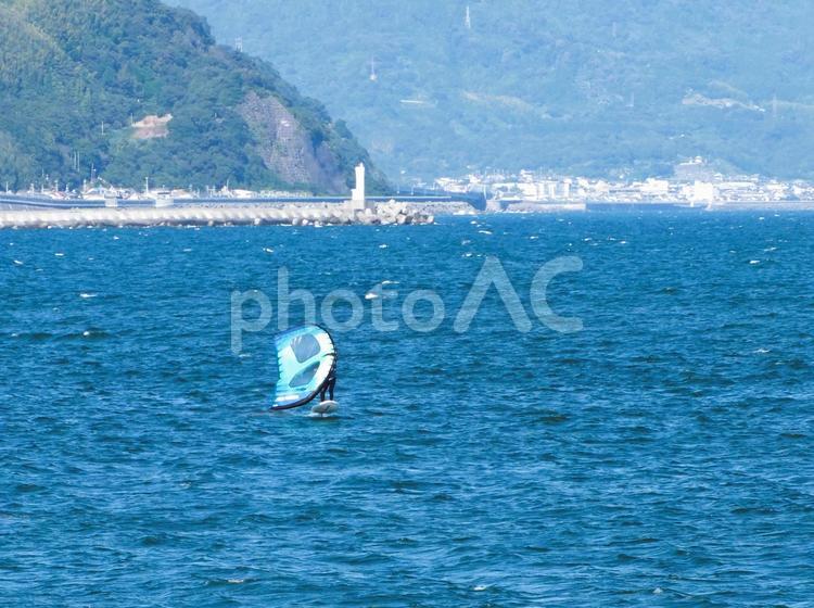 興津の山と波乗りの風景 ウィンドサーフィン,サーフィン,海の写真素材