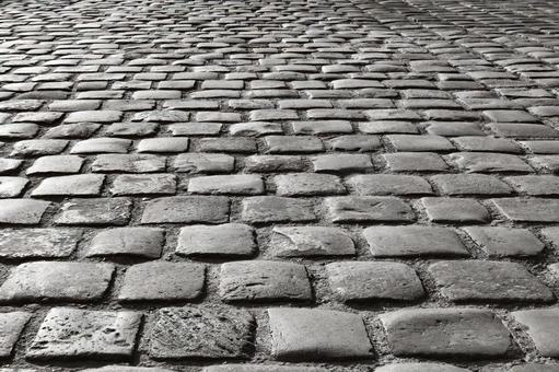 古びた石畳が奥へと続くモノクロの路面 石畳,テクスチャ,背景の写真素材