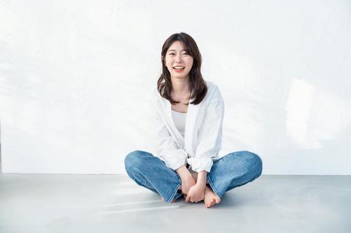 部屋でくつろぐ女性 女性,笑顔,リラックスの写真素材