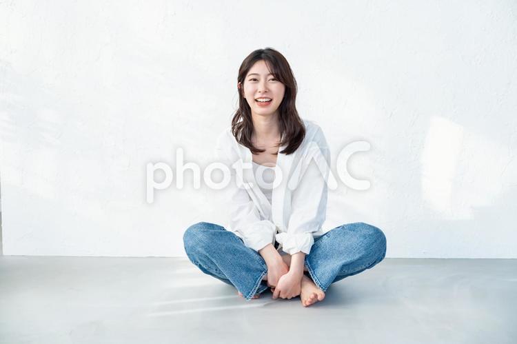 部屋でくつろぐ女性 女性,笑顔,リラックスの写真素材