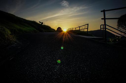 <素材>夕暮れの太陽と天文台のシルエット <素材>夕暮れの太陽と天文台のシルエット 空,サンセット,サンライズの写真素材