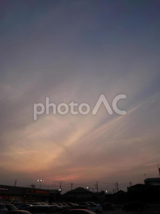 初夏の夕日 夕日,初夏,夕焼け雲の写真素材
