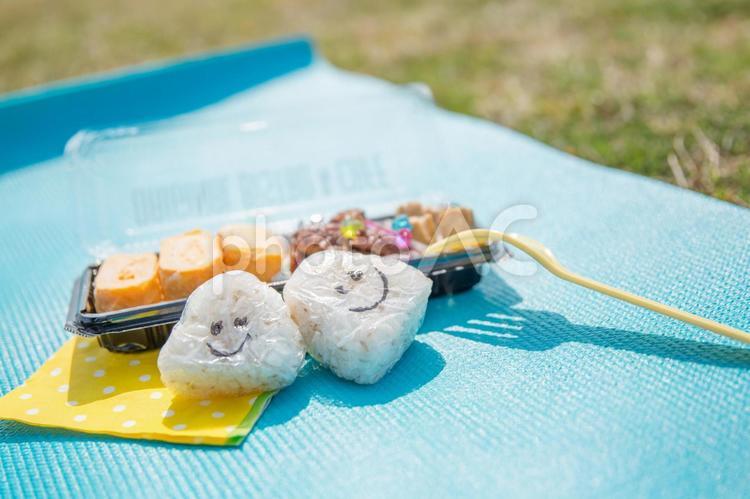 空の下のピクニックのお弁当 ピクニック,お弁当,笑顔の写真素材
