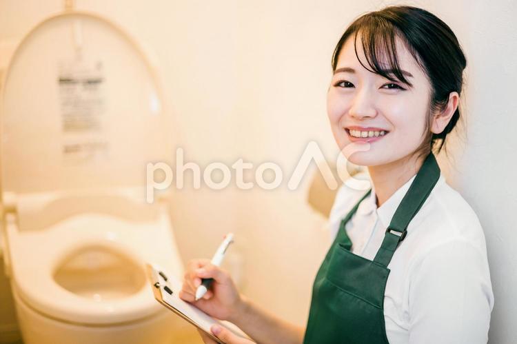 トイレを点検する女性（便器） トイレ,点検,便器の写真素材