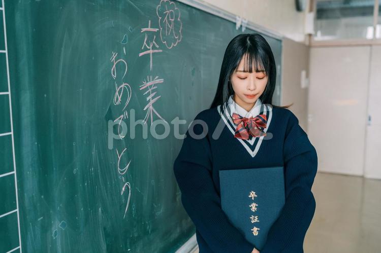 卒業証書を持って俯く女子高生 女性,女子高,高校生の写真素材